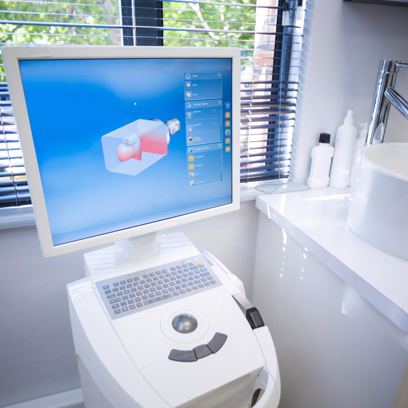 Itero scanner machine in dental clinic